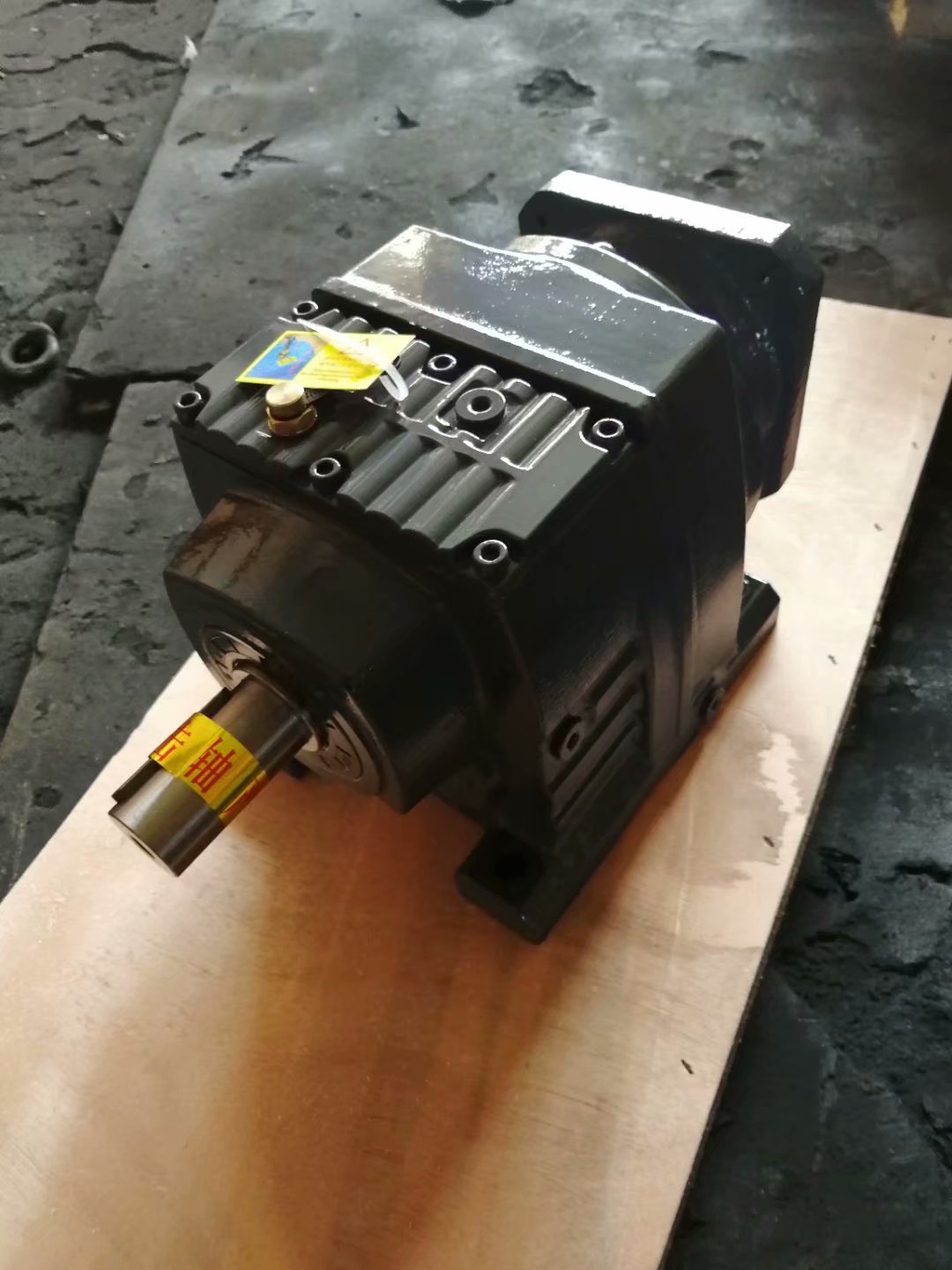 R47齿轮减速机|RF57减速电机